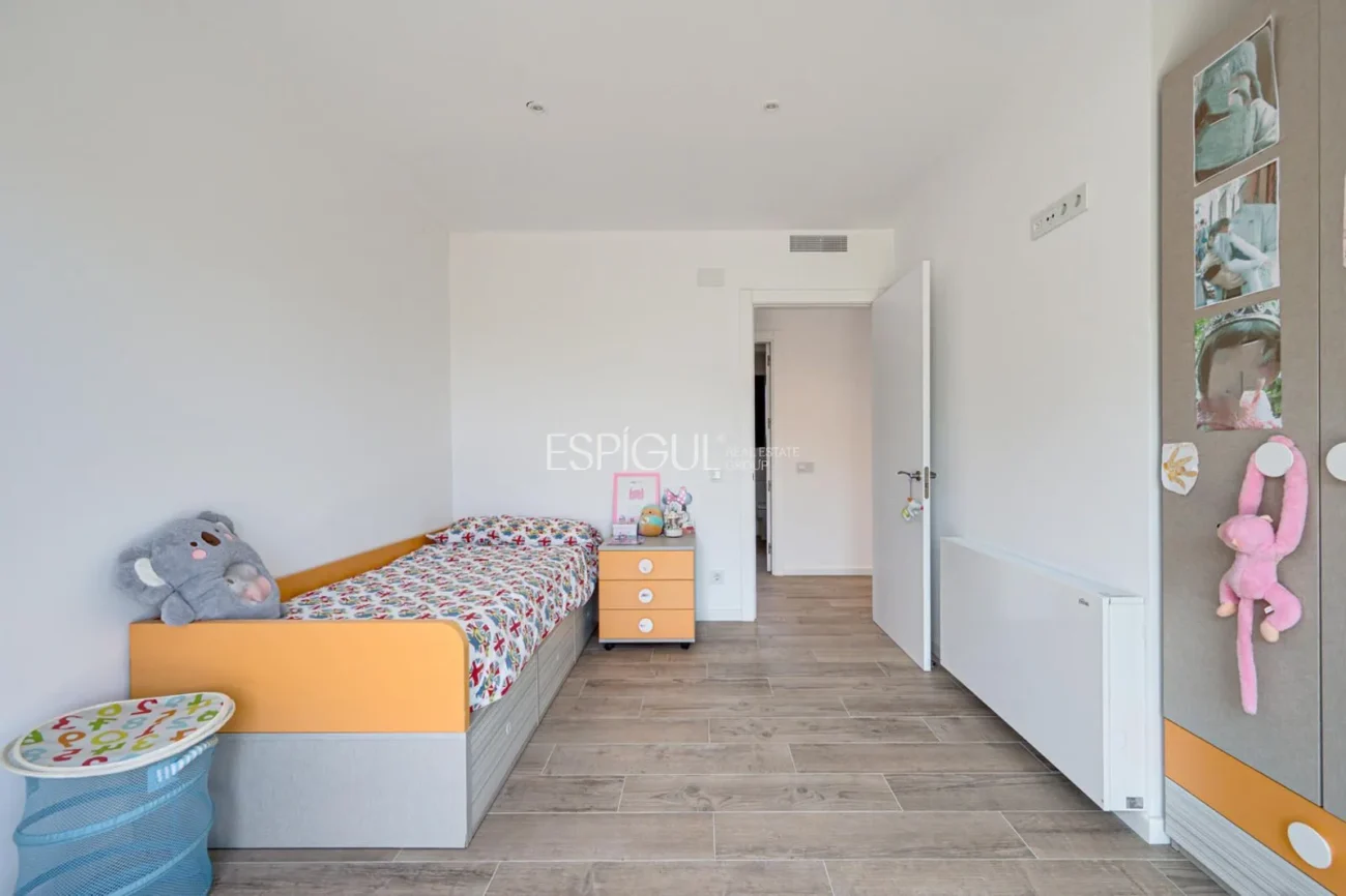 Casa de reciente construcción, con 5 habitaciones y amplio jardín en Sant Pol de Mar