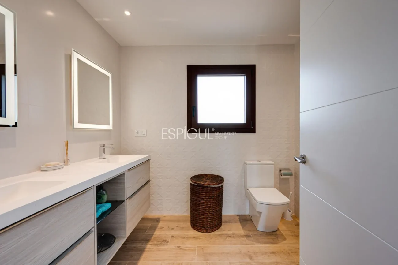 Casa de reciente construcción, con 5 habitaciones y amplio jardín en Sant Pol de Mar