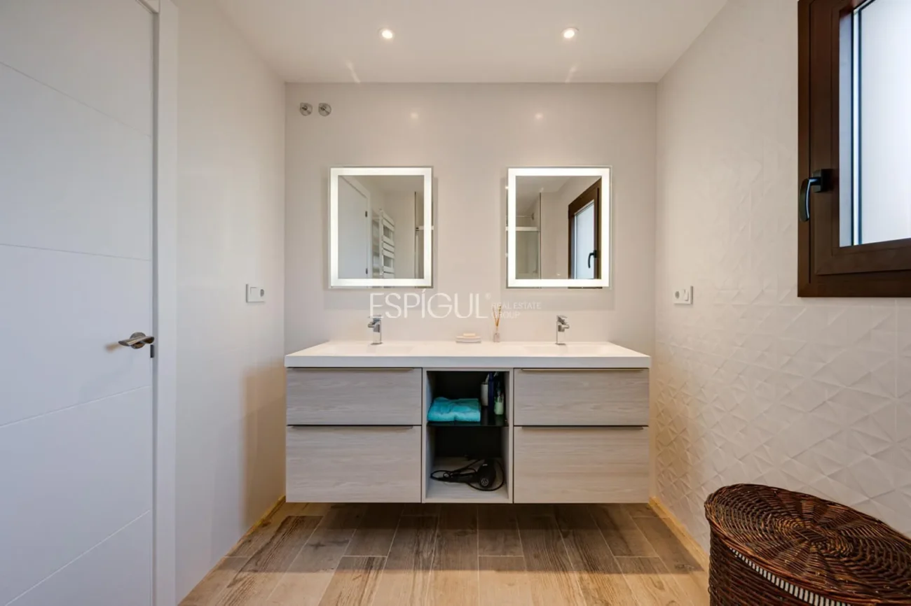 Casa de reciente construcción, con 5 habitaciones y amplio jardín en Sant Pol de Mar