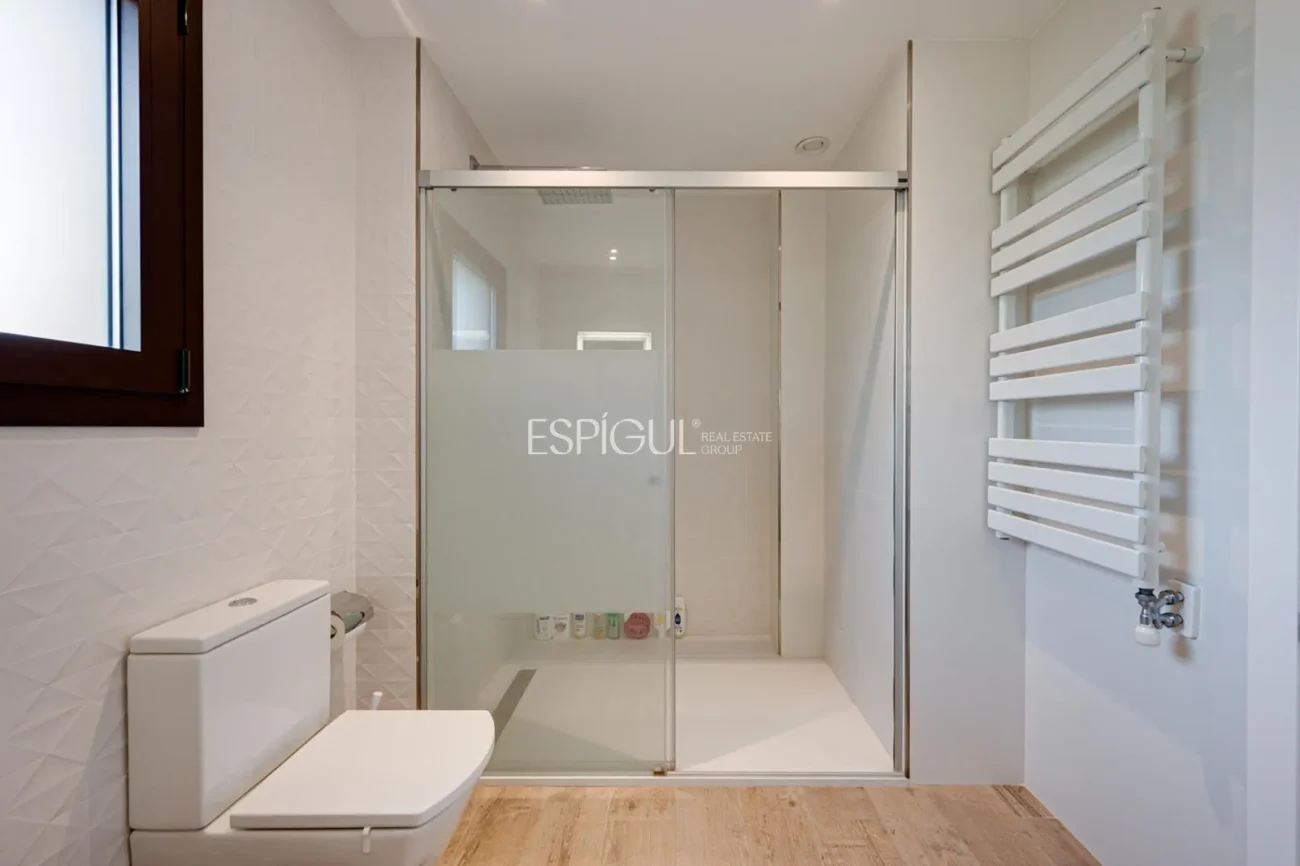 Casa de reciente construcción, con 5 habitaciones y amplio jardín en Sant Pol de Mar