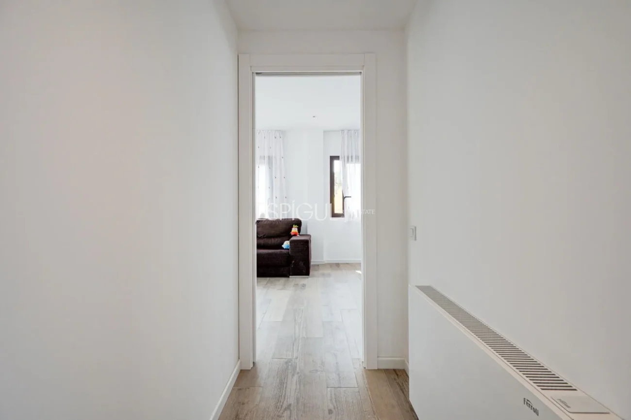 Casa de reciente construcción, con 5 habitaciones y amplio jardín en Sant Pol de Mar