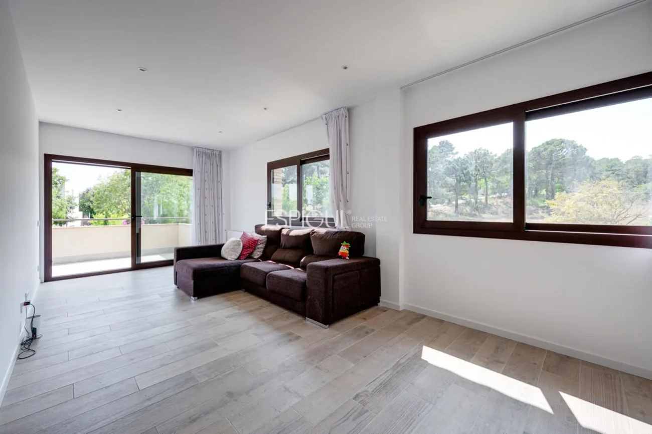 Casa de reciente construcción, con 5 habitaciones y amplio jardín en Sant Pol de Mar