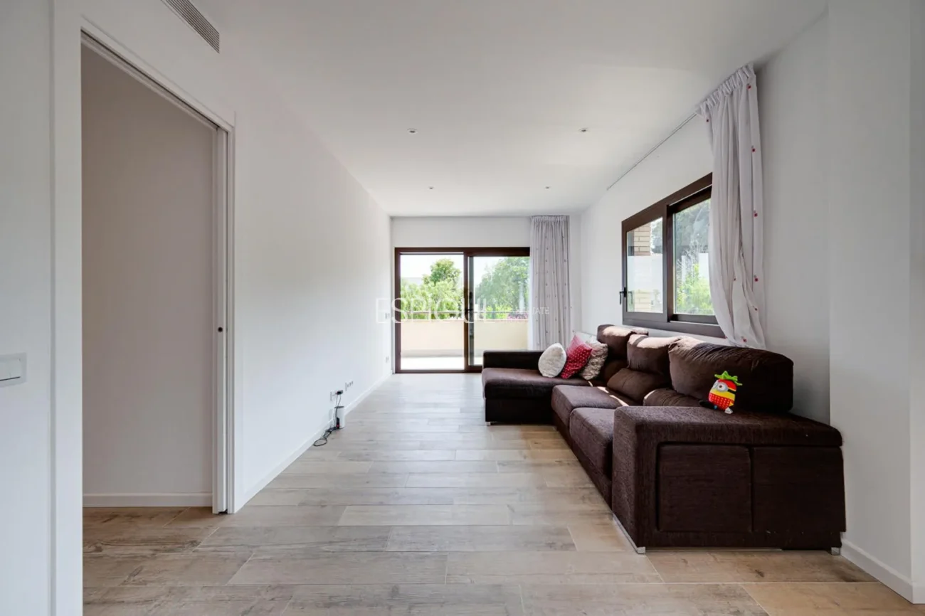 Casa de reciente construcción, con 5 habitaciones y amplio jardín en Sant Pol de Mar