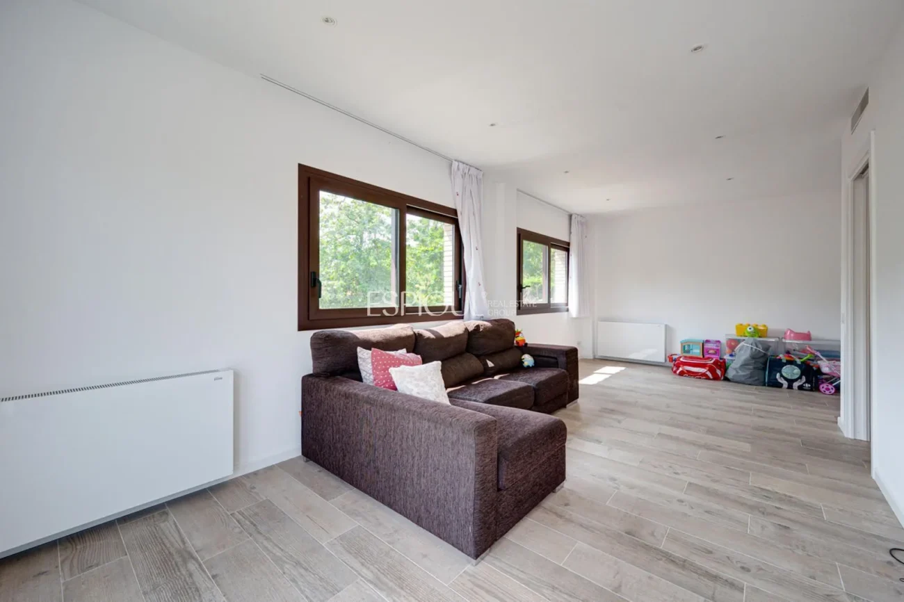 Casa de reciente construcción, con 5 habitaciones y amplio jardín en Sant Pol de Mar