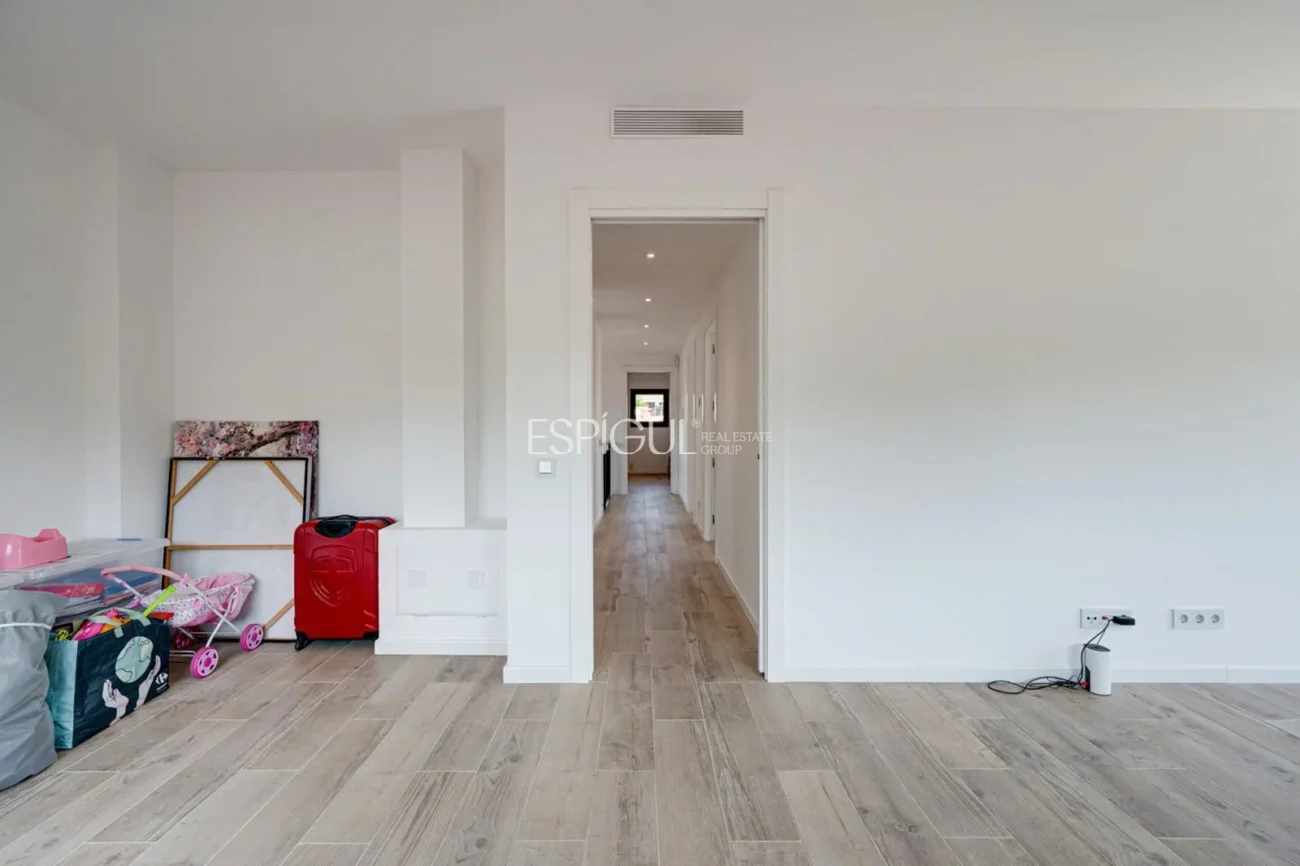 Casa de reciente construcción, con 5 habitaciones y amplio jardín en Sant Pol de Mar