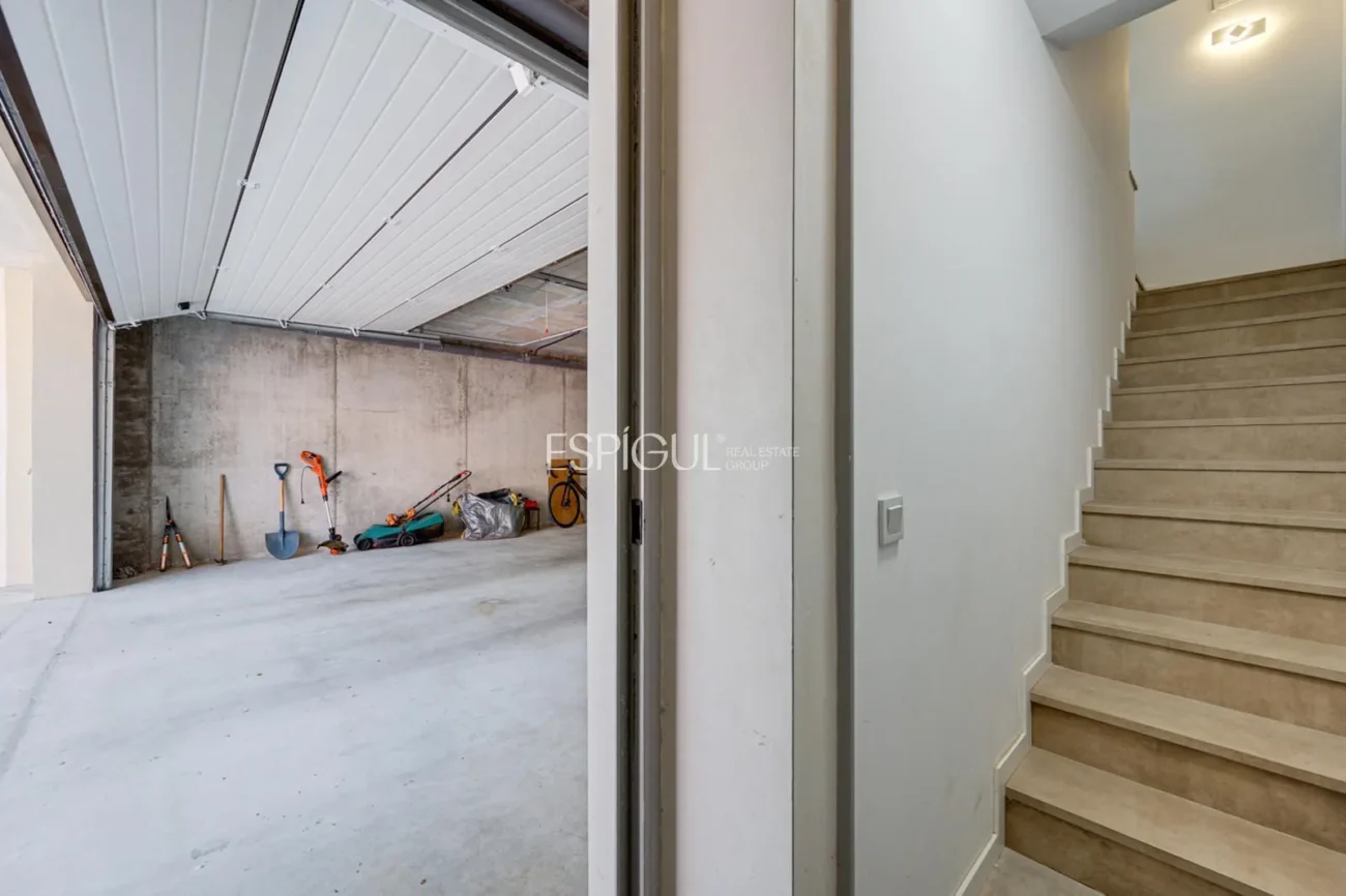 Casa de reciente construcción, con 5 habitaciones y amplio jardín en Sant Pol de Mar