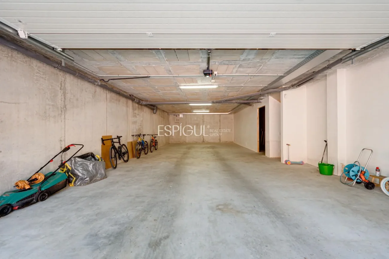 Casa de reciente construcción, con 5 habitaciones y amplio jardín en Sant Pol de Mar