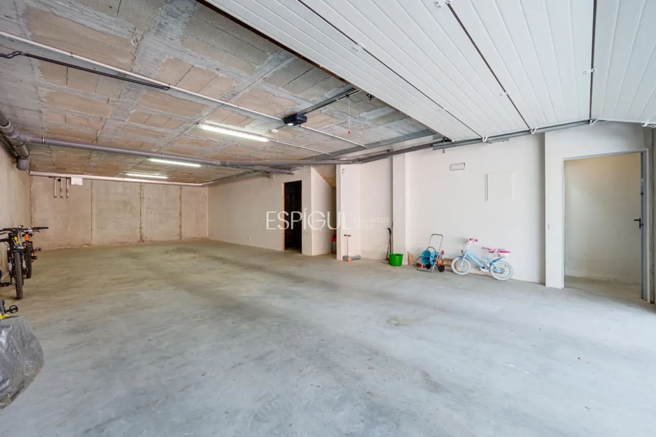 Casa de reciente construcción, con 5 habitaciones y amplio jardín en Sant Pol de Mar