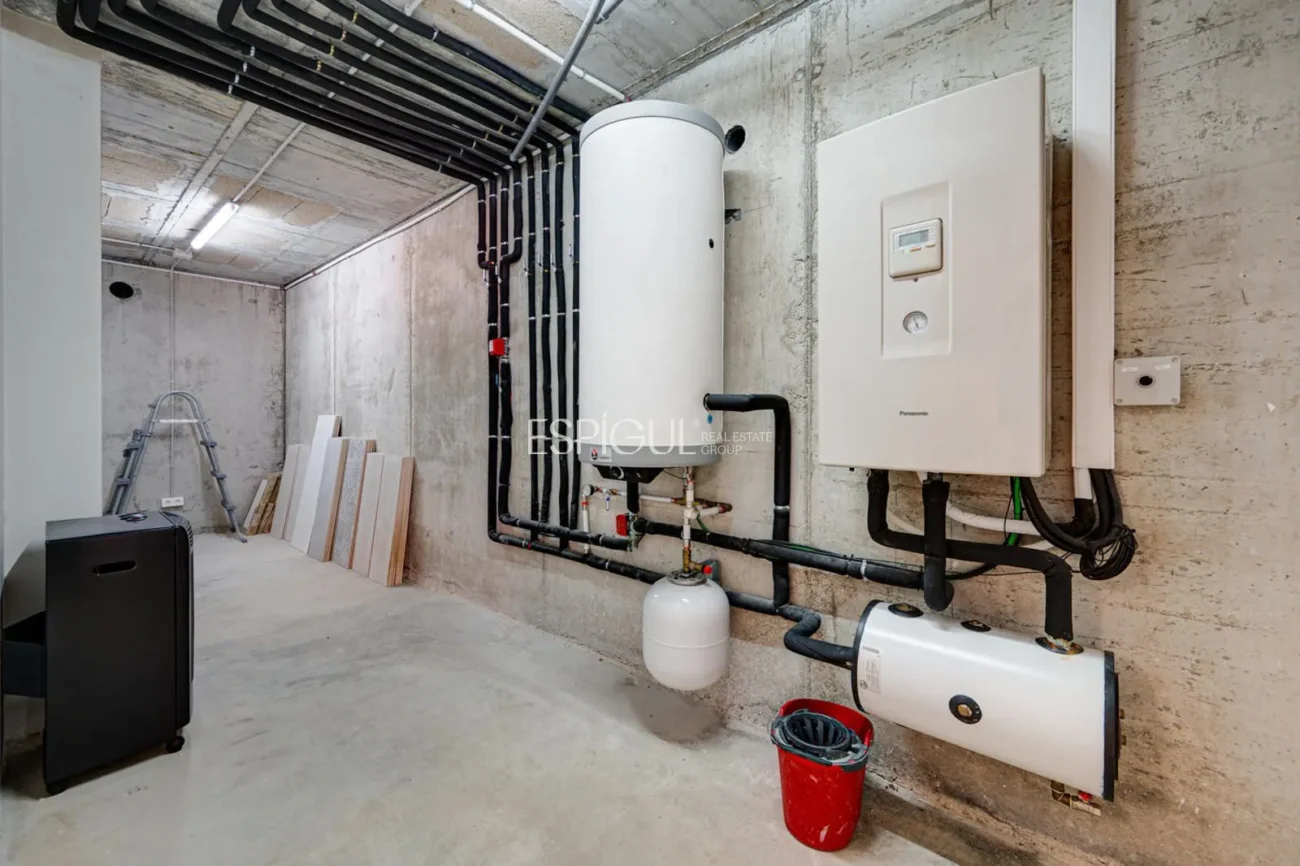 Casa de reciente construcción, con 5 habitaciones y amplio jardín en Sant Pol de Mar