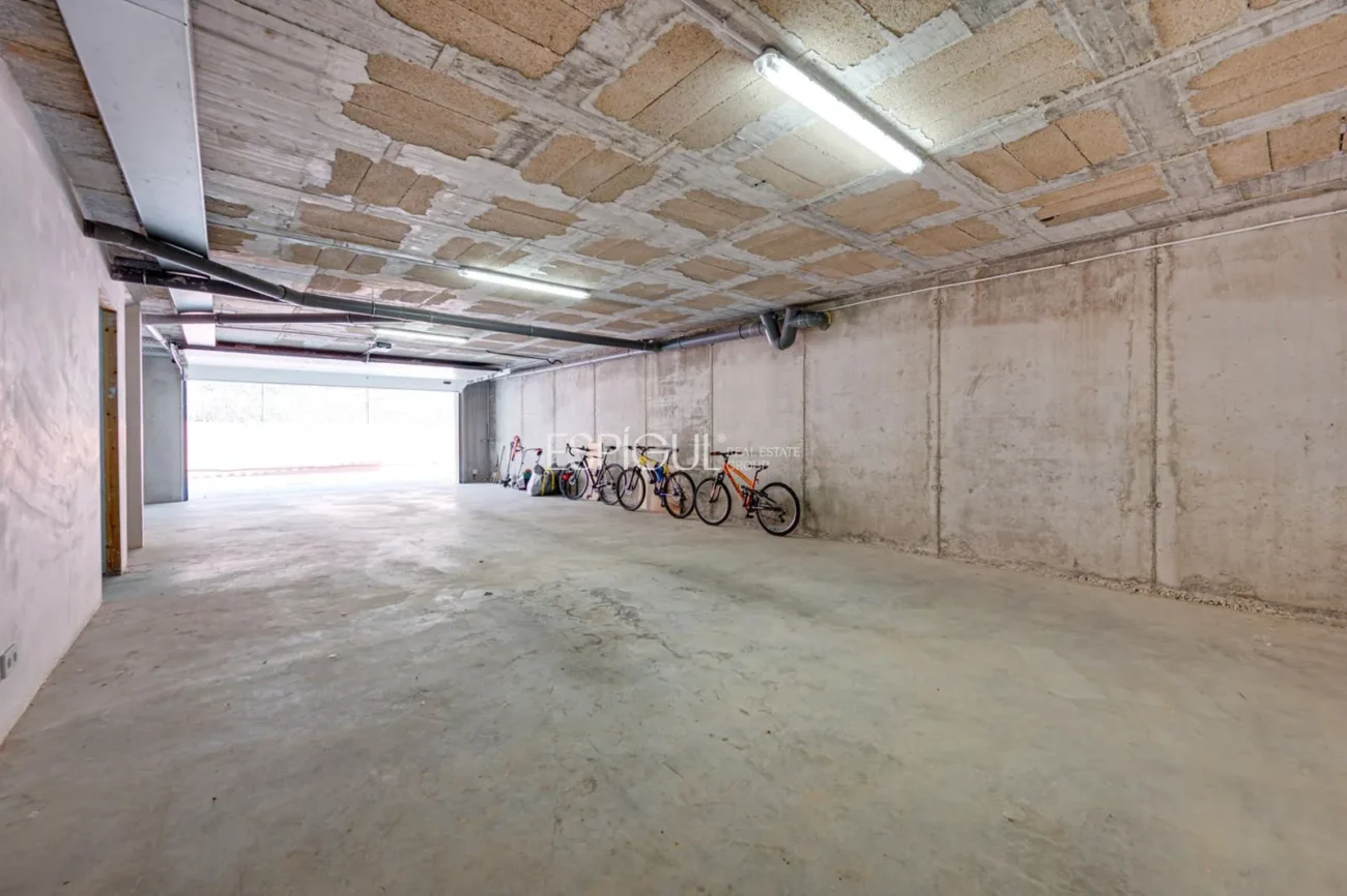 Casa de reciente construcción, con 5 habitaciones y amplio jardín en Sant Pol de Mar