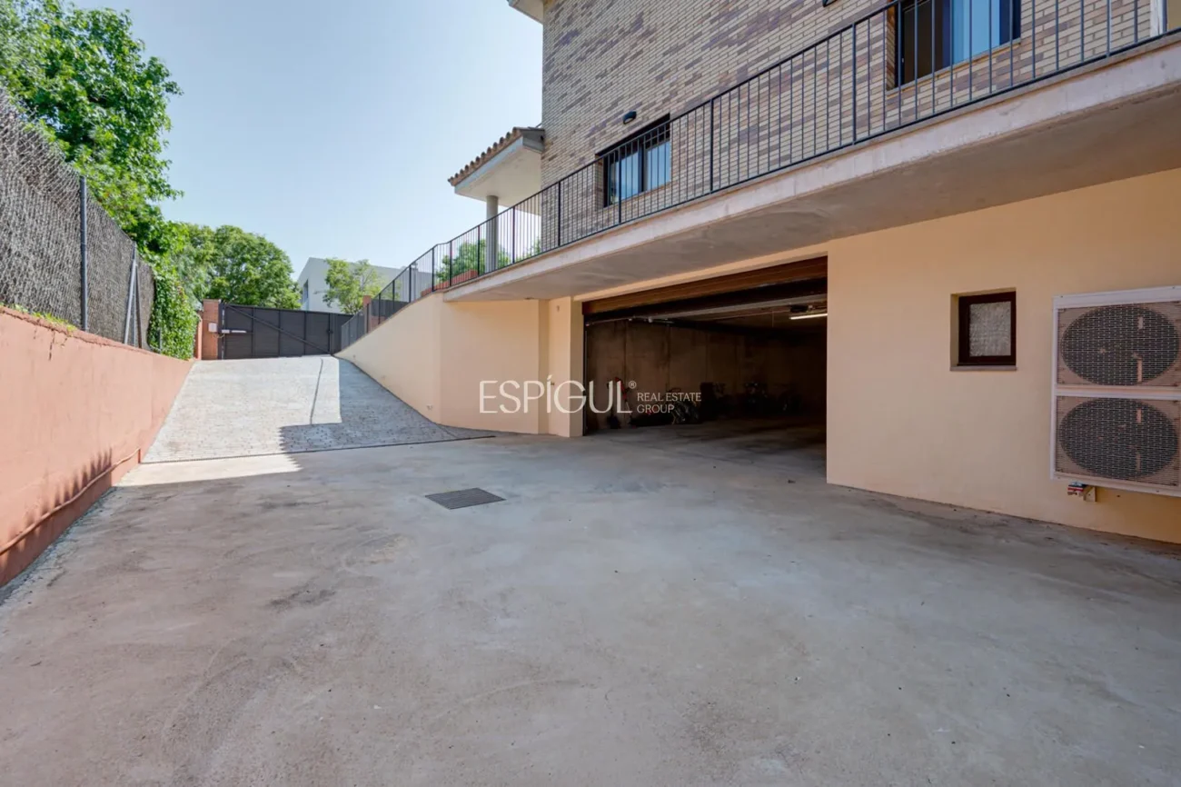Casa de reciente construcción, con 5 habitaciones y amplio jardín en Sant Pol de Mar