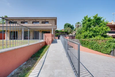 Casa de reciente construcción, con 5 habitaciones y amplio jardín en Sant Pol de Mar