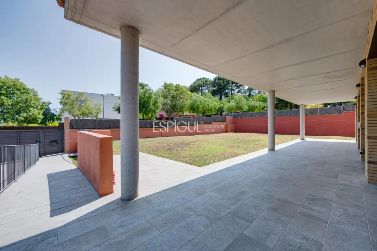 Casa de reciente construcción, con 5 habitaciones y amplio jardín en Sant Pol de Mar