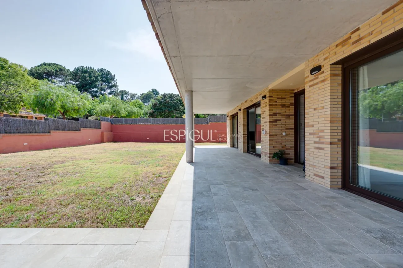 Casa de reciente construcción, con 5 habitaciones y amplio jardín en Sant Pol de Mar