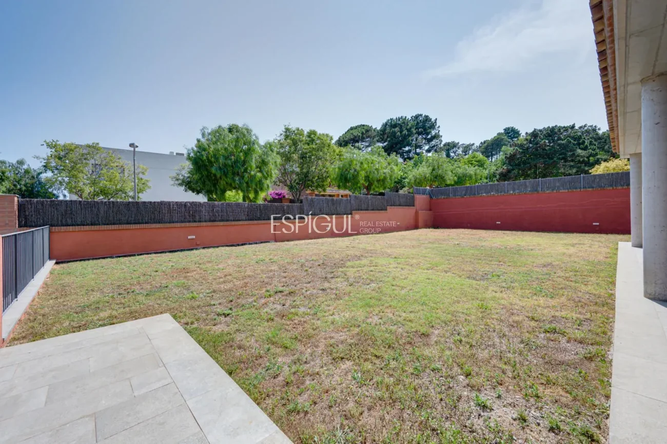 Casa de reciente construcción, con 5 habitaciones y amplio jardín en Sant Pol de Mar