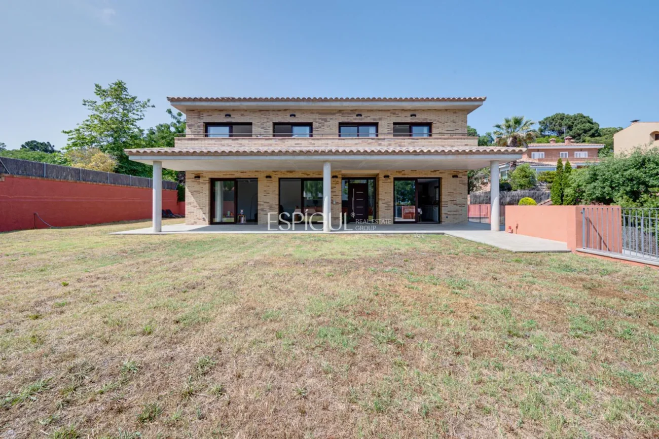 Casa de reciente construcción, con 5 habitaciones y amplio jardín en Sant Pol de Mar