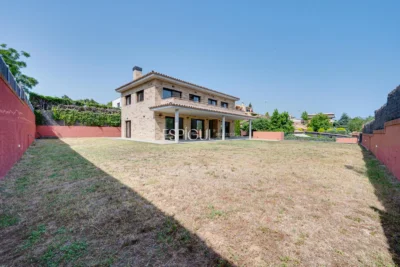 Casa de reciente construcción, con 5 habitaciones y amplio jardín en Sant Pol de Mar