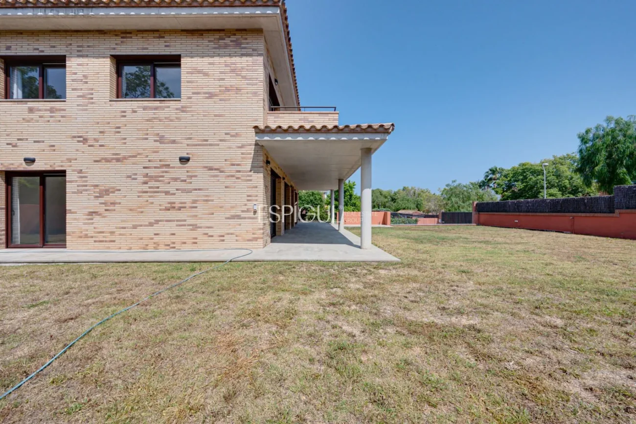 Casa de reciente construcción, con 5 habitaciones y amplio jardín en Sant Pol de Mar