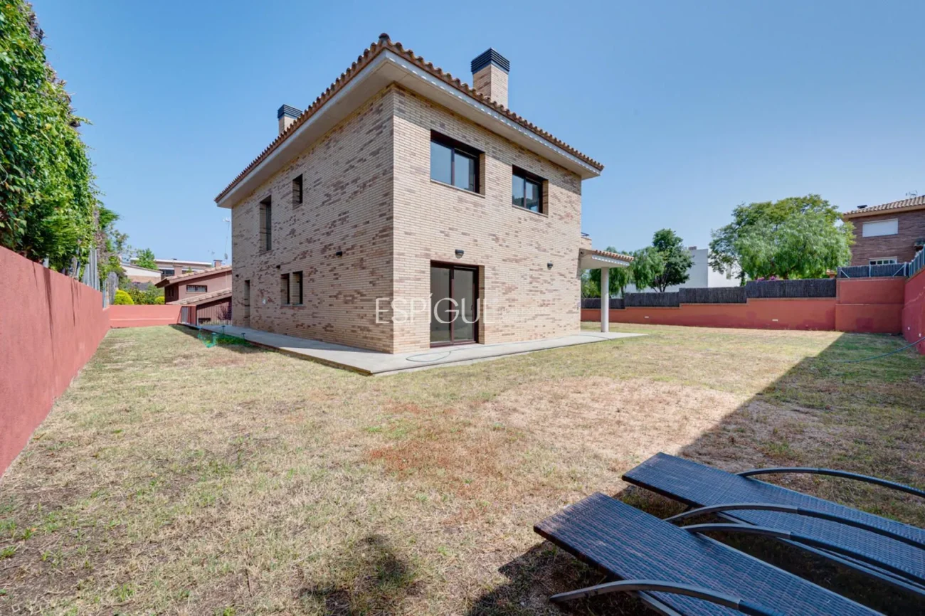 Casa de reciente construcción, con 5 habitaciones y amplio jardín en Sant Pol de Mar