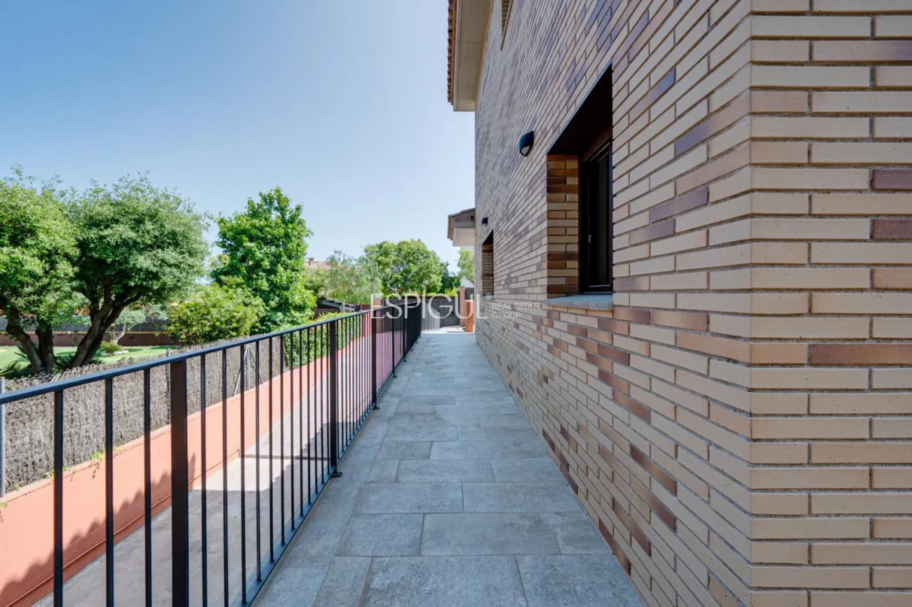 Casa de reciente construcción, con 5 habitaciones y amplio jardín en Sant Pol de Mar