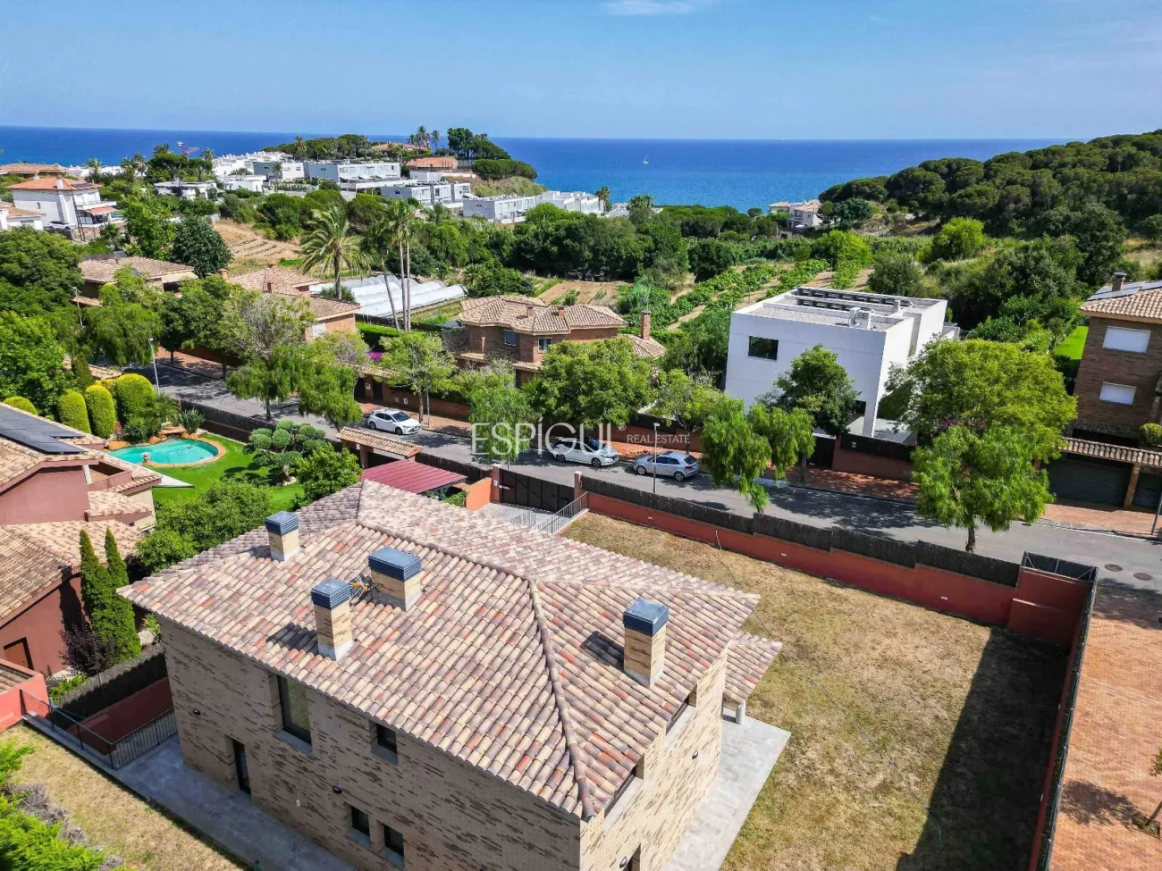 Casa de reciente construcción, con 5 habitaciones y amplio jardín en Sant Pol de Mar