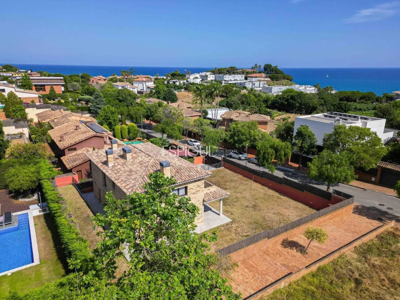 Casa de reciente construcción, con 5 habitaciones y amplio jardín en Sant Pol de Mar