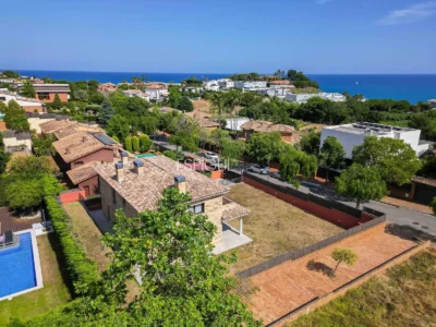 Casa de reciente construcción, con 5 habitaciones y amplio jardín en Sant Pol de Mar