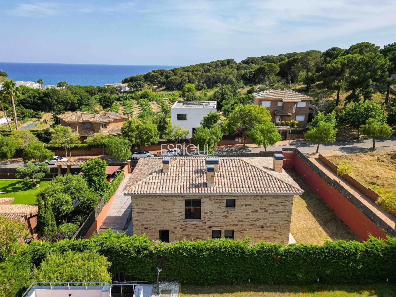 Casa de reciente construcción, con 5 habitaciones y amplio jardín en Sant Pol de Mar