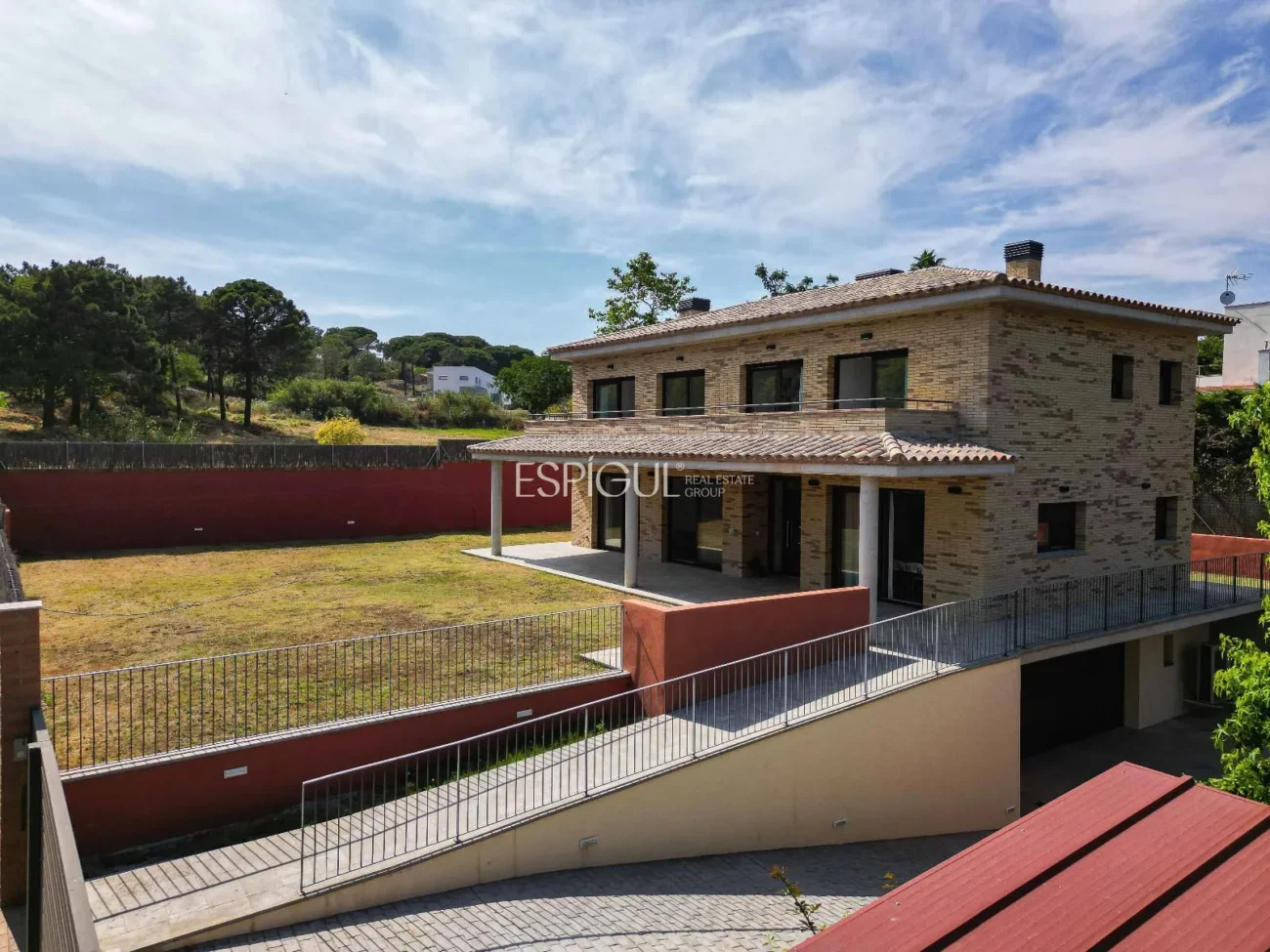 Casa de reciente construcción, con 5 habitaciones y amplio jardín en Sant Pol de Mar