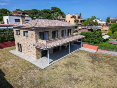 Casa de reciente construcción, con 5 habitaciones y amplio jardín en Sant Pol de Mar