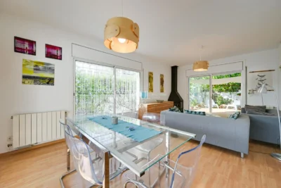 Appartement central à louer temporairement avec jardin privé et 3 chambres à Alella