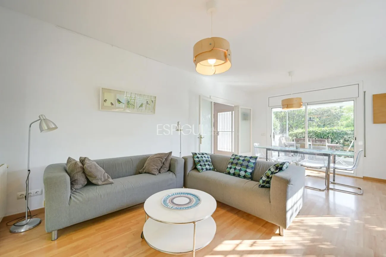 Appartement central à louer temporairement avec jardin privé et 3 chambres à Alella