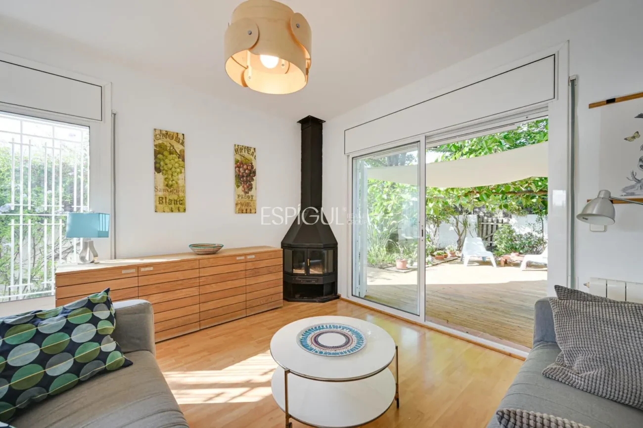 Appartement central à louer temporairement avec jardin privé et 3 chambres à Alella