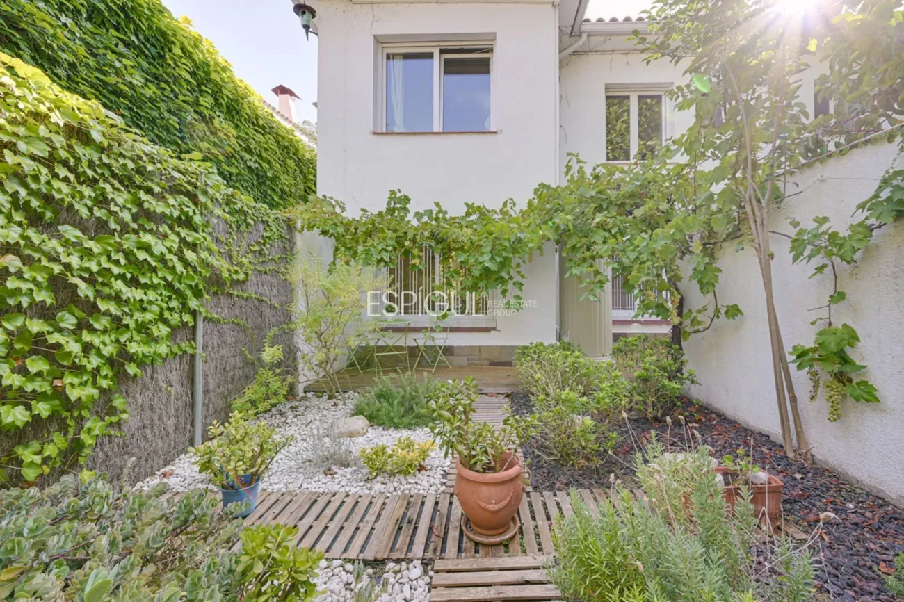 Appartement central à louer temporairement avec jardin privé et 3 chambres à Alella