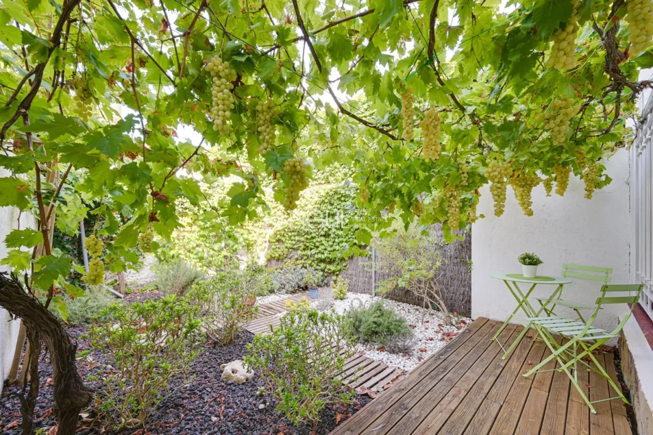 Appartement central à louer temporairement avec jardin privé et 3 chambres à Alella