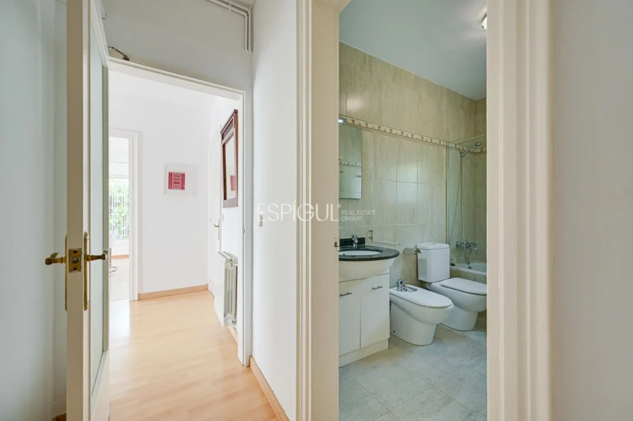 Appartement central à louer temporairement avec jardin privé et 3 chambres à Alella