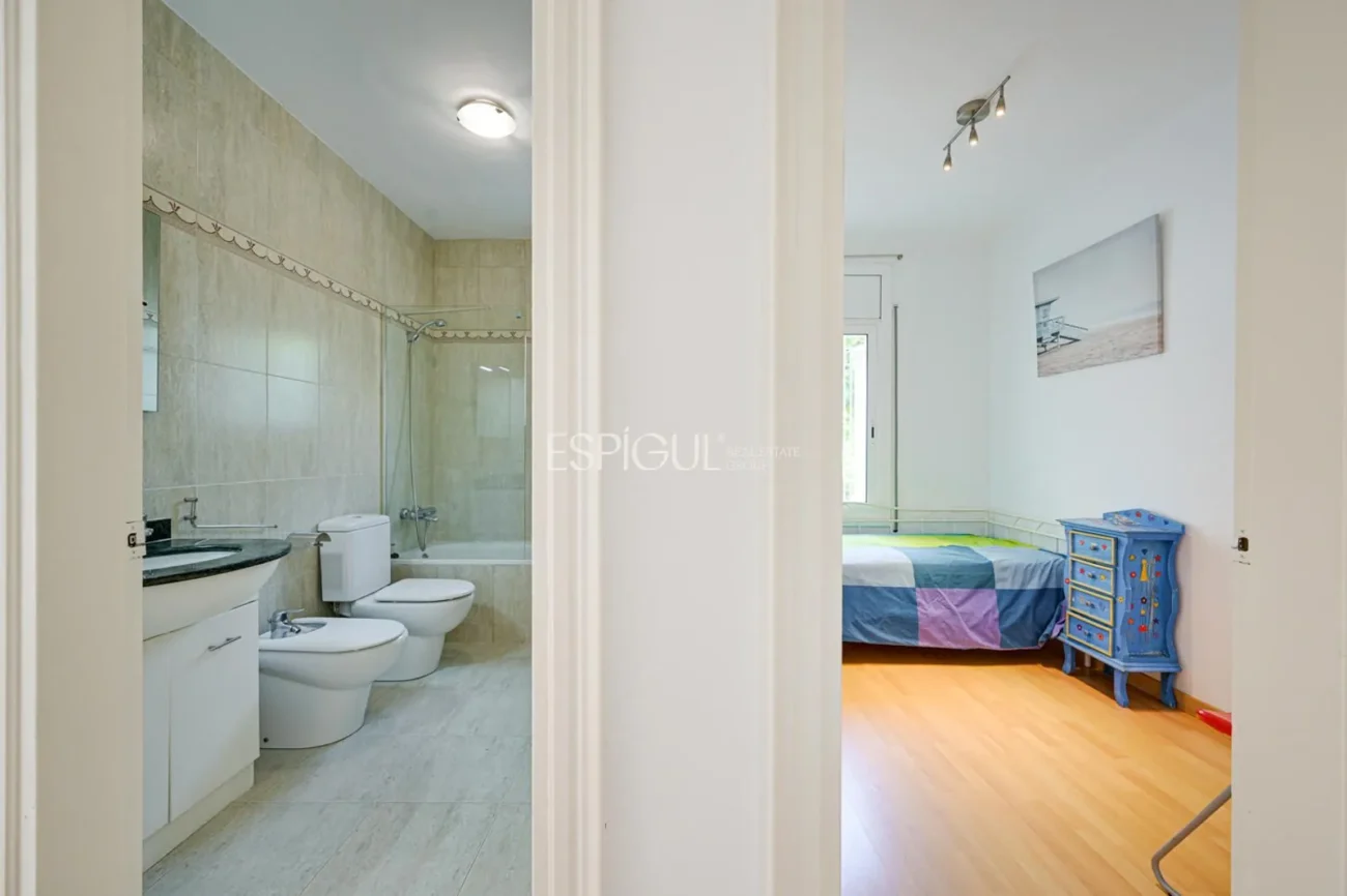 Appartement central à louer temporairement avec jardin privé et 3 chambres à Alella