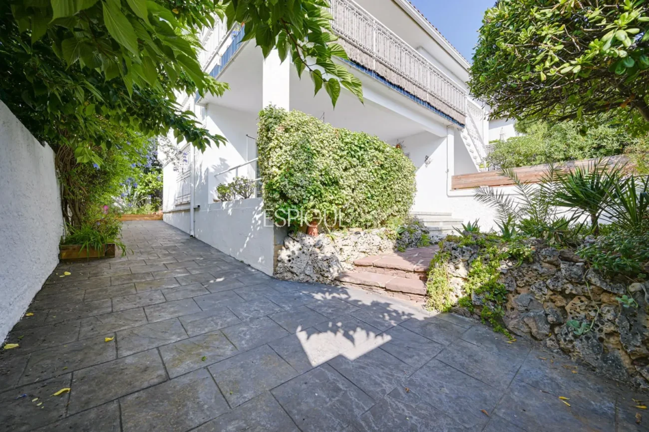 Appartement central à louer temporairement avec jardin privé et 3 chambres à Alella