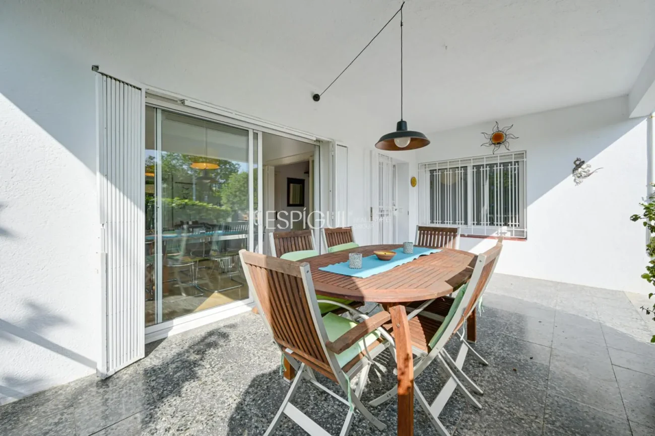 Appartement central à louer temporairement avec jardin privé et 3 chambres à Alella