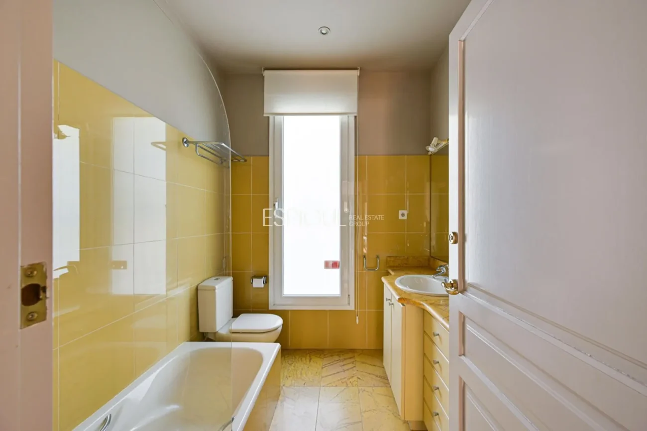 Elegancia, espacio y ubicación premium: Casa única en Ocata