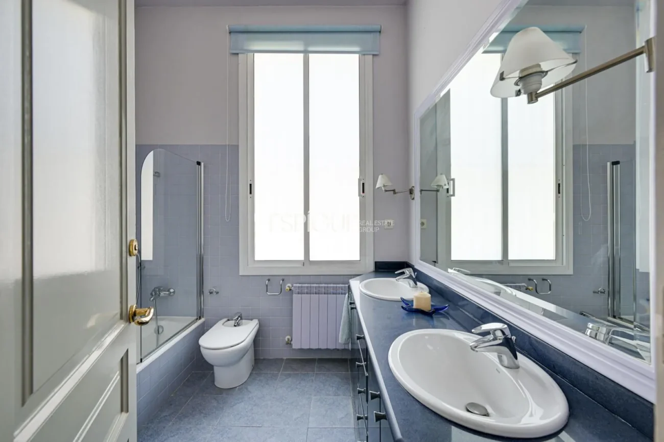 Elegancia, espacio y ubicación premium: Casa única en Ocata