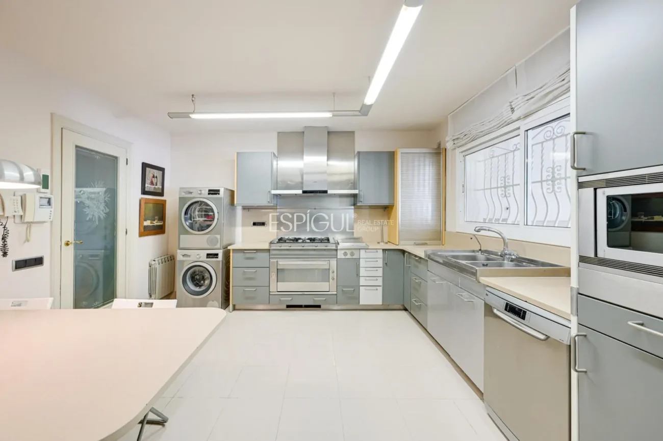 Elegancia, espacio y ubicación premium: Casa única en Ocata