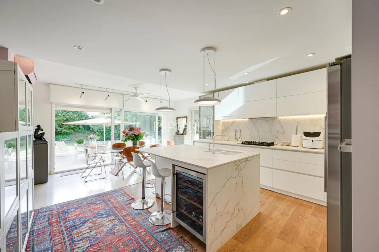 Elegancia, espacio y ubicación premium: Casa única en Ocata