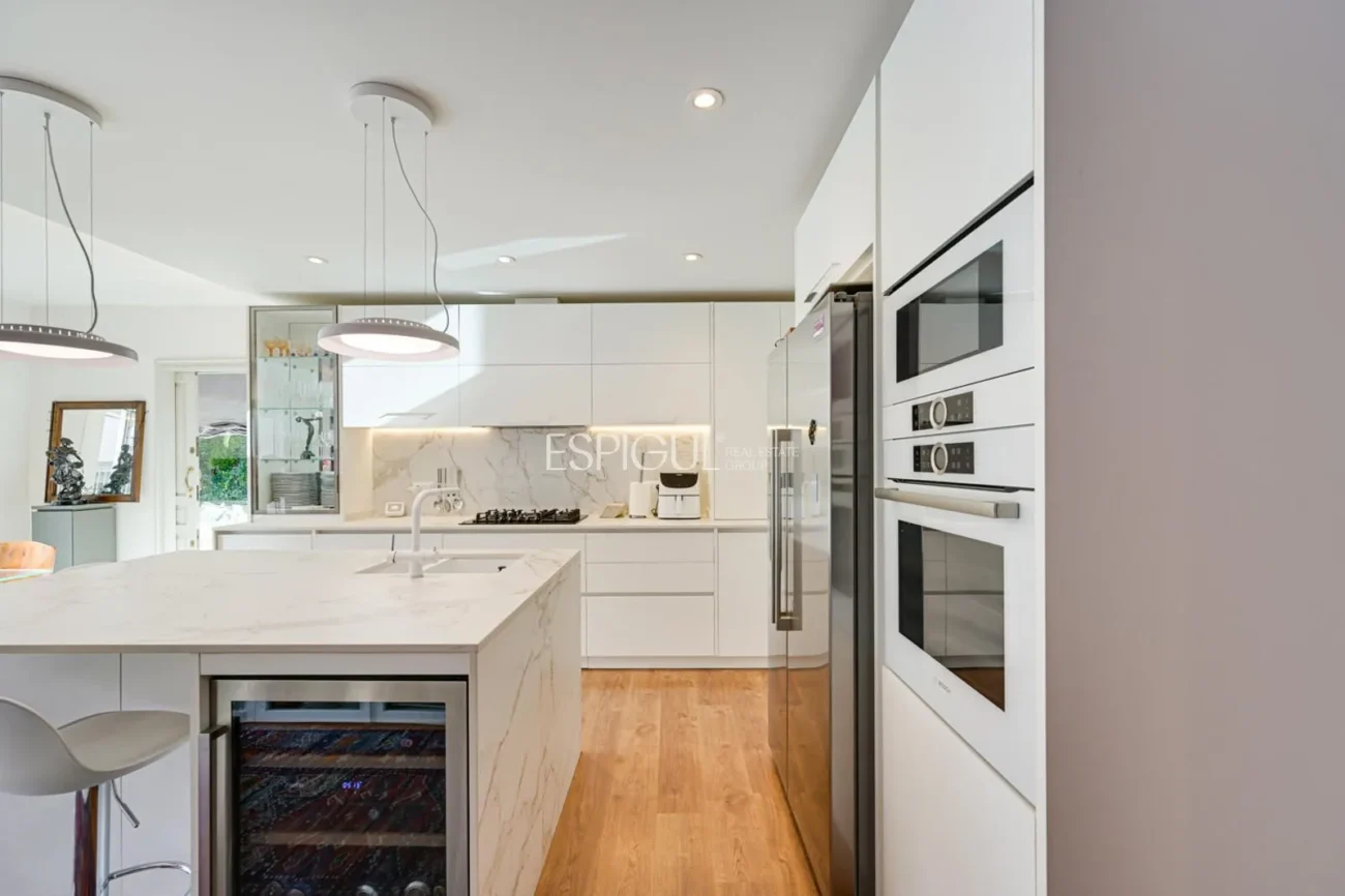 Elegancia, espacio y ubicación premium: Casa única en Ocata