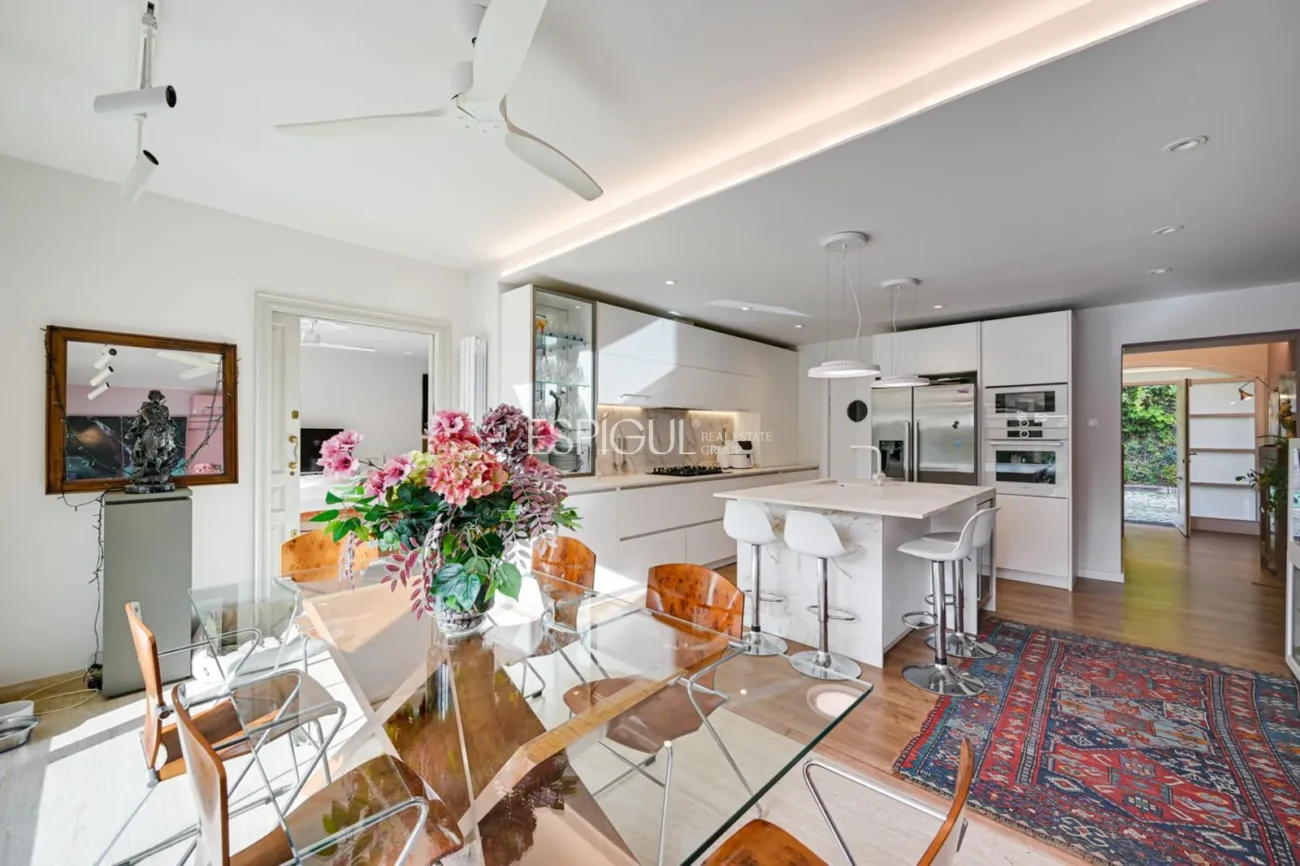 Elegancia, espacio y ubicación premium: Casa única en Ocata