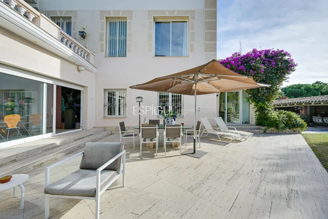 Elegancia, espacio y ubicación premium: Casa única en Ocata