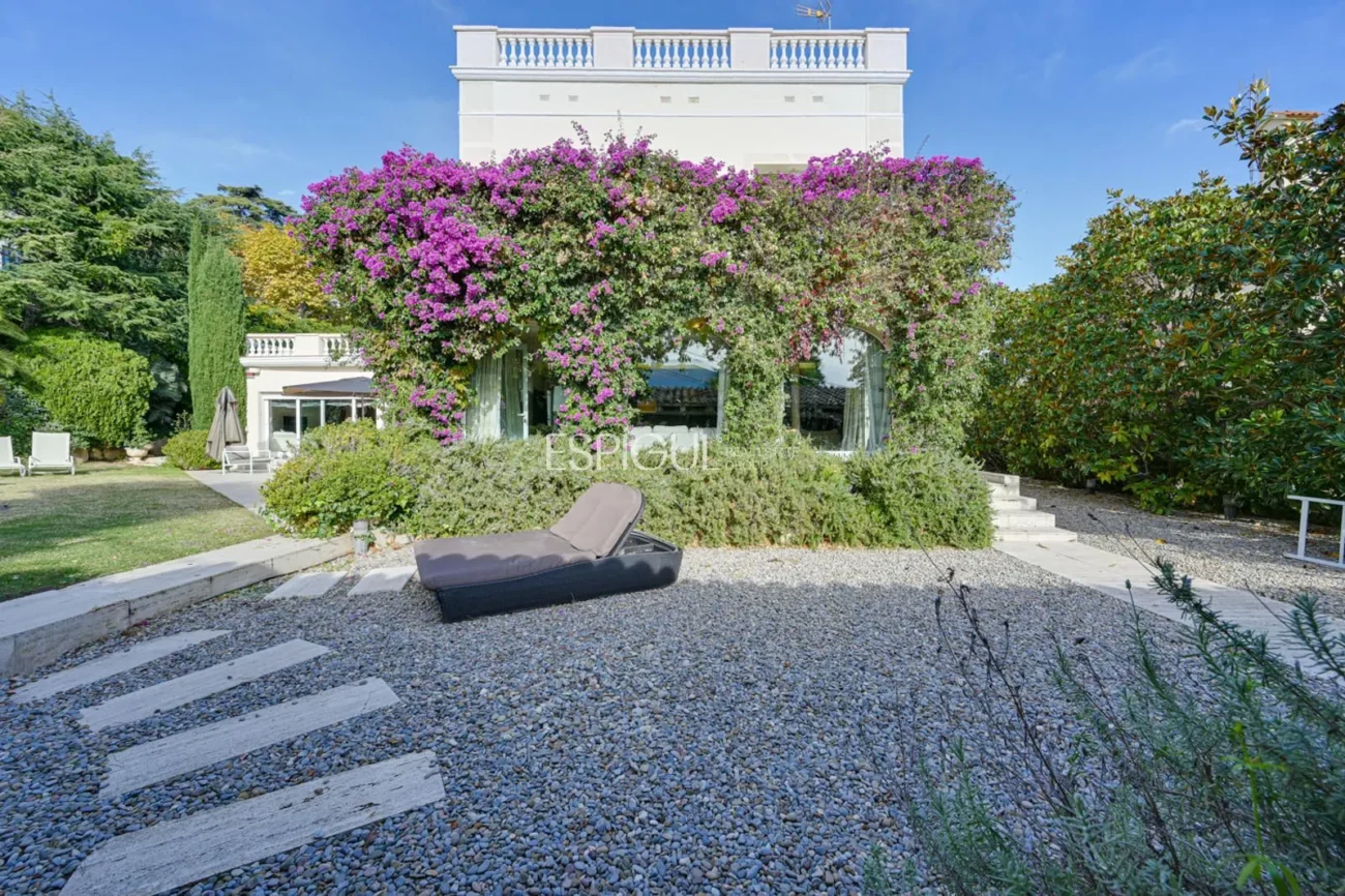 Elegancia, espacio y ubicación premium: Casa única en Ocata