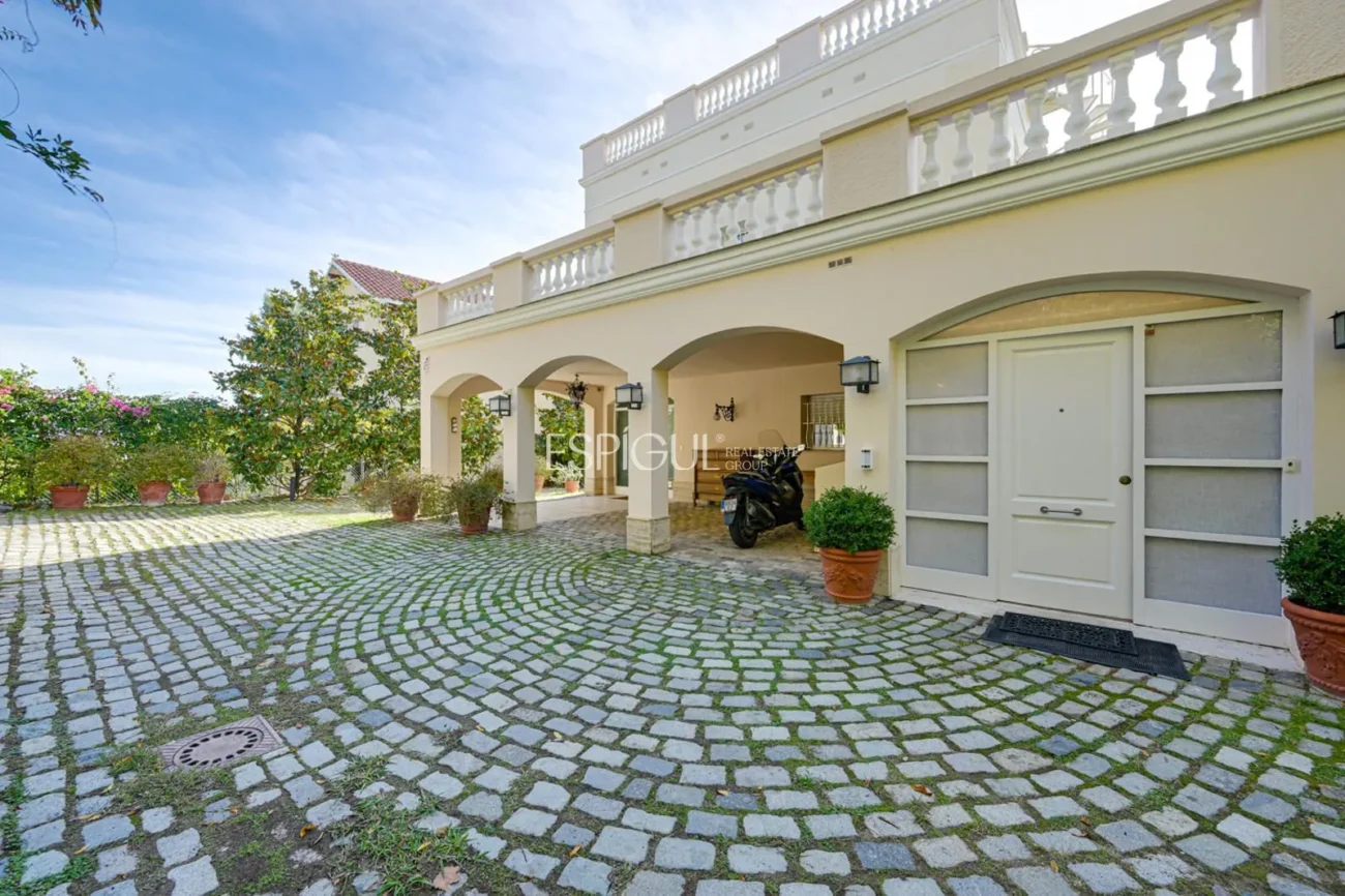 Elegancia, espacio y ubicación premium: Casa única en Ocata