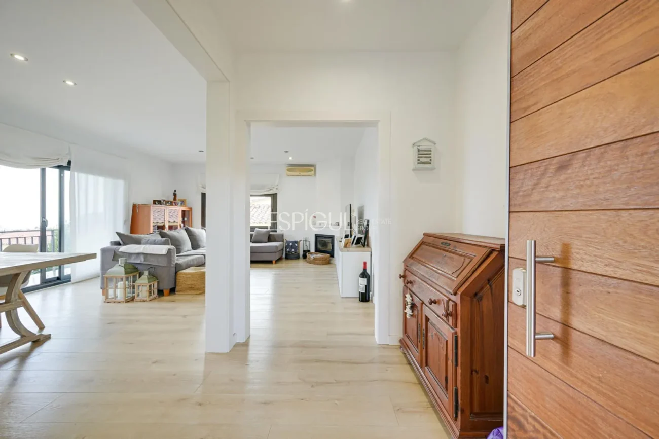 Elegante casa de dos plantas con jardín llano y piscina privada
