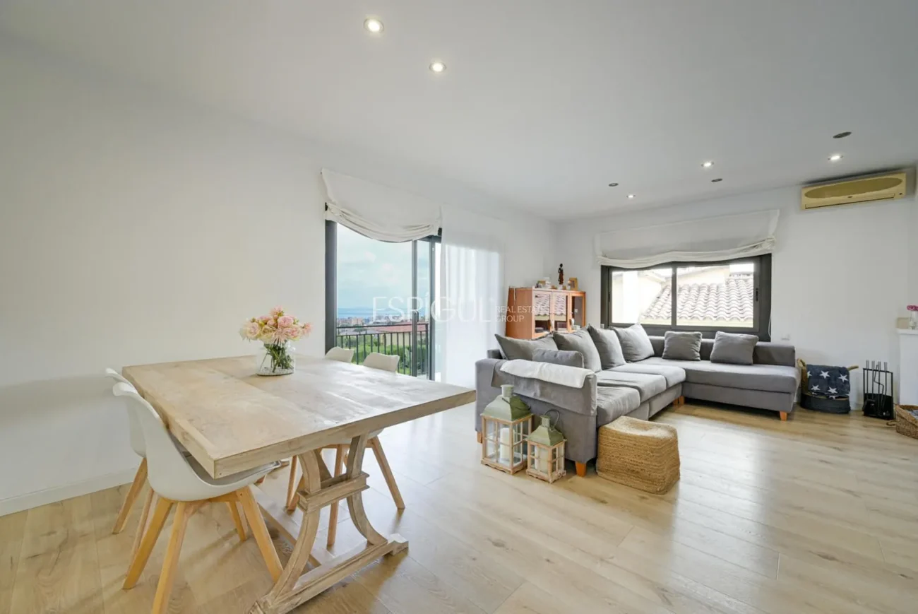 Elegante casa de dos plantas con jardín llano y piscina privada